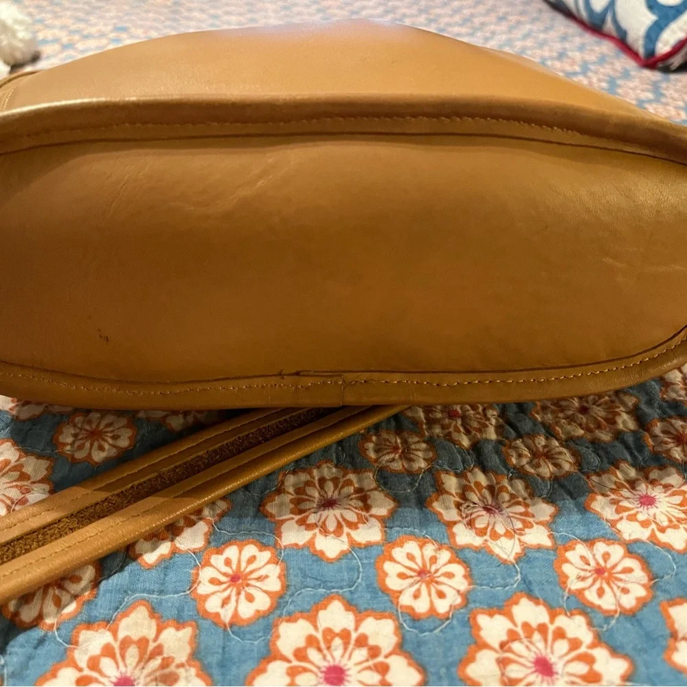 Vintage Coach Medium Slim Duffle Sac - 9816, tan - Picture 7 of 16